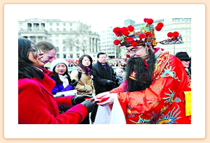 中国“财神”在伦敦特拉法加广场发红包